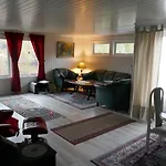 Seafront Close To Reine, Lofoten بيت للعطل