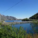 Seafront Close To Reine, Lofoten Feriehus