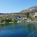 Seafront Close To Reine, Lofoten Сasa de vacaciones *
